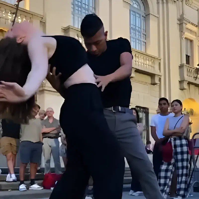 Leonardo Ybarra maestro di Bachata Fusion mentre danza