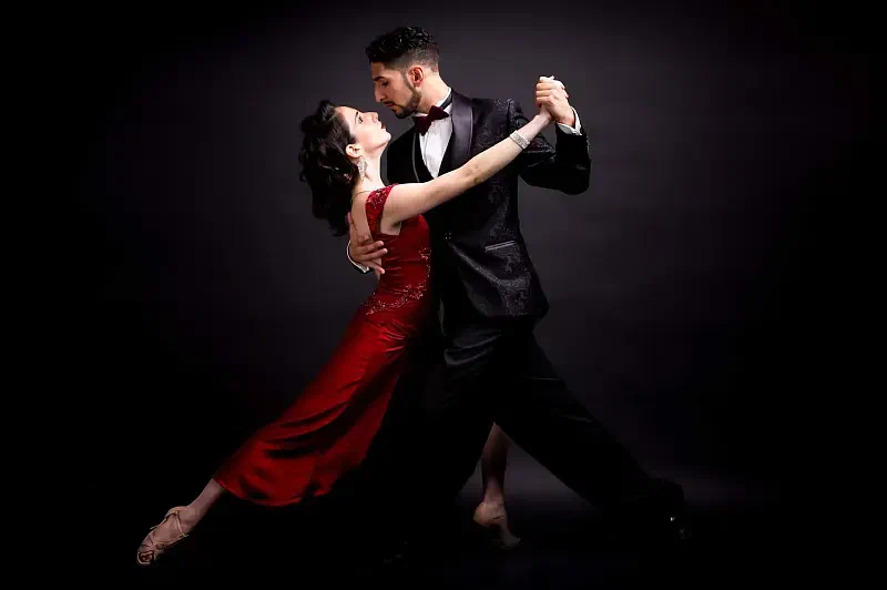 Coppia che balla tango argentino nel corso per principianti della scuola Il Mosaico Danza a Milano