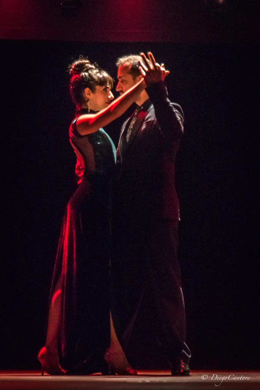 Lucila Prego e il suo partner Roberto Angelica ballano tango argentino durante il saggio di fine anno al Mosaico Danza di Milano