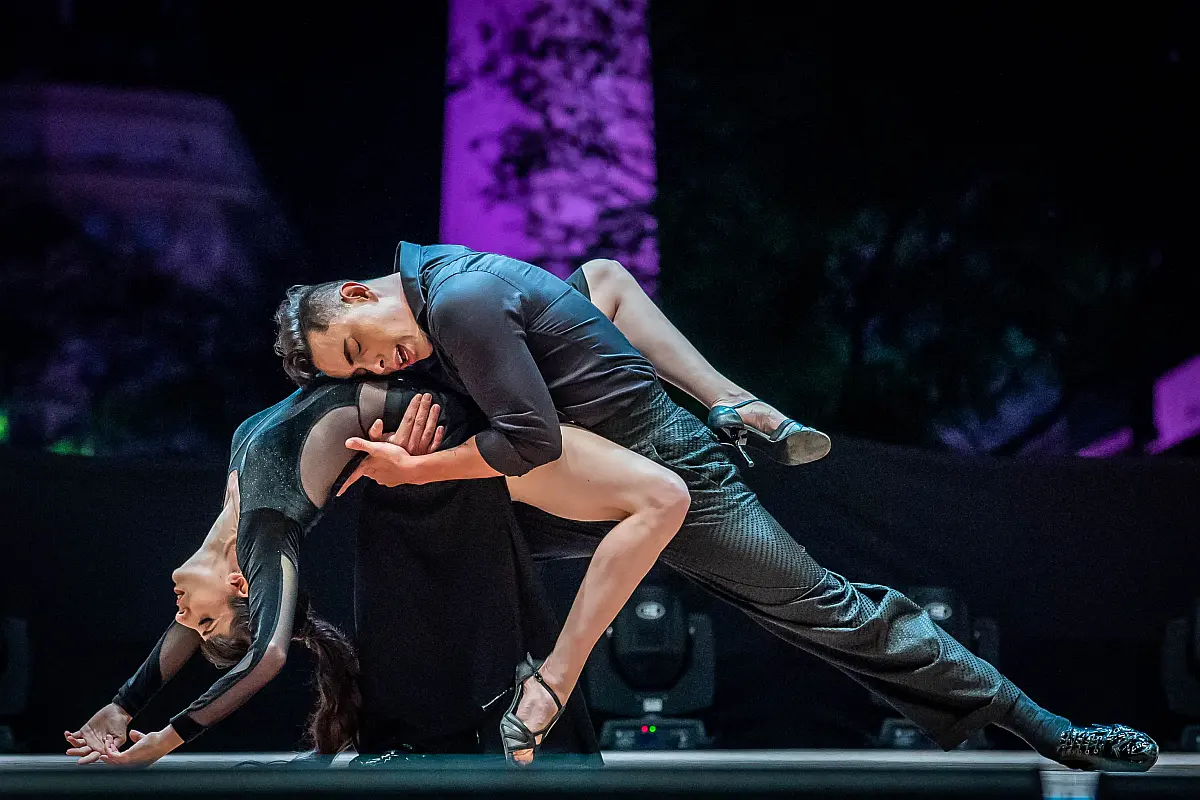 Lucila Prego e il suo partner Roberto Angelica ballano tango argentino durante il saggio di fine anno al Mosaico Danza di Milano